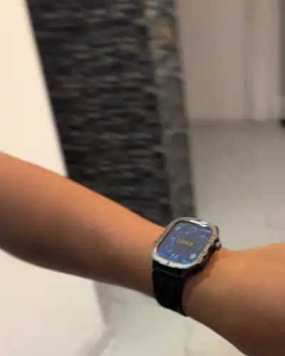 Se coloca los lentes Bluetooth y toca la patilla para contestar