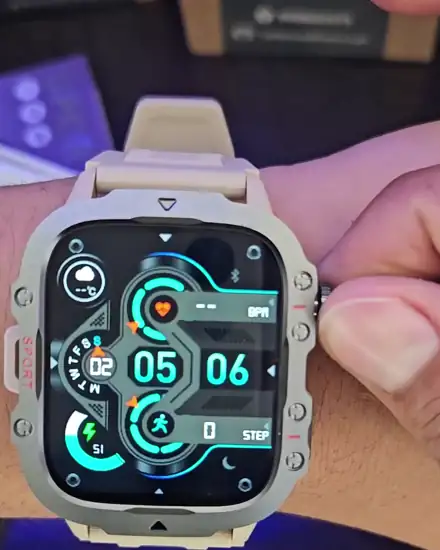 Pantalla del smartwatch en la muñeca