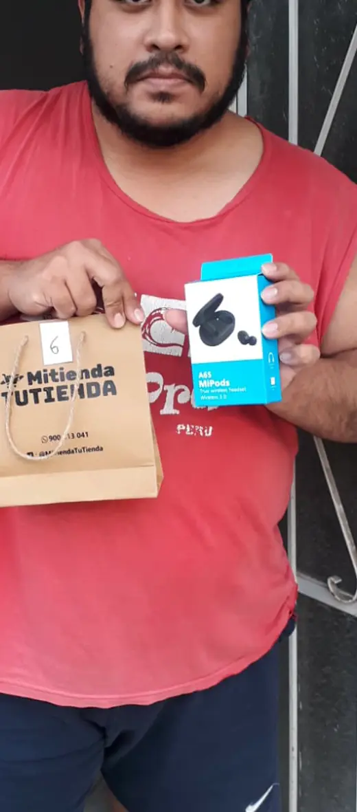 Cliente recibiendo su pedido en la puerta de su casa