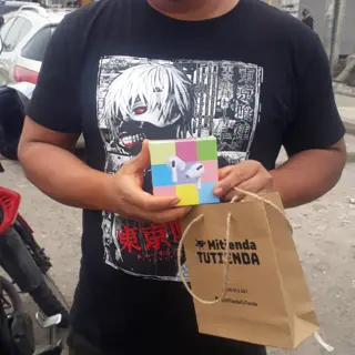 Cliente recibiendo su pedido