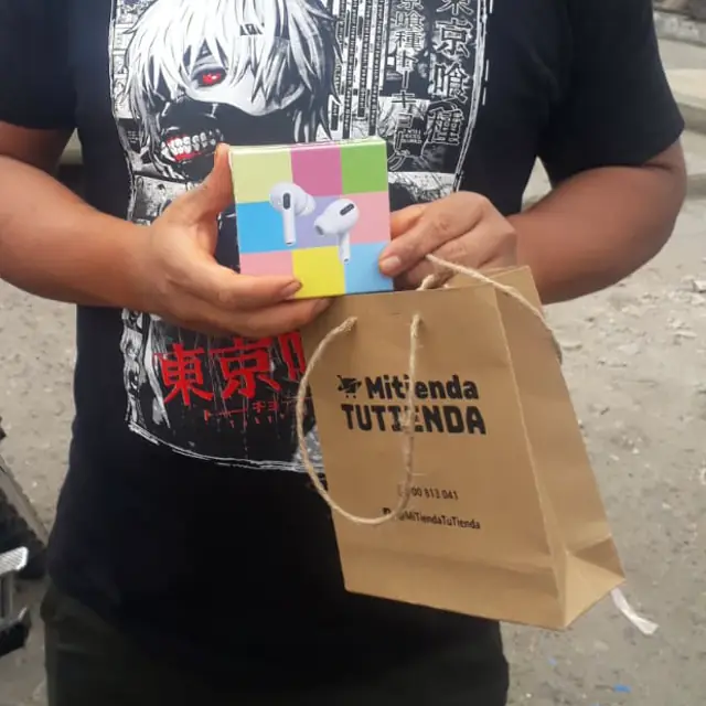 Cliente recibiendo su pedido