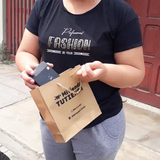 Clienta recibiendo su pedido