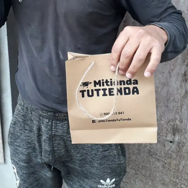 Cliente recibiendo su pedido
