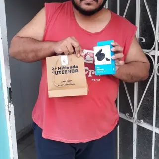 Cliente recibiendo su pedido