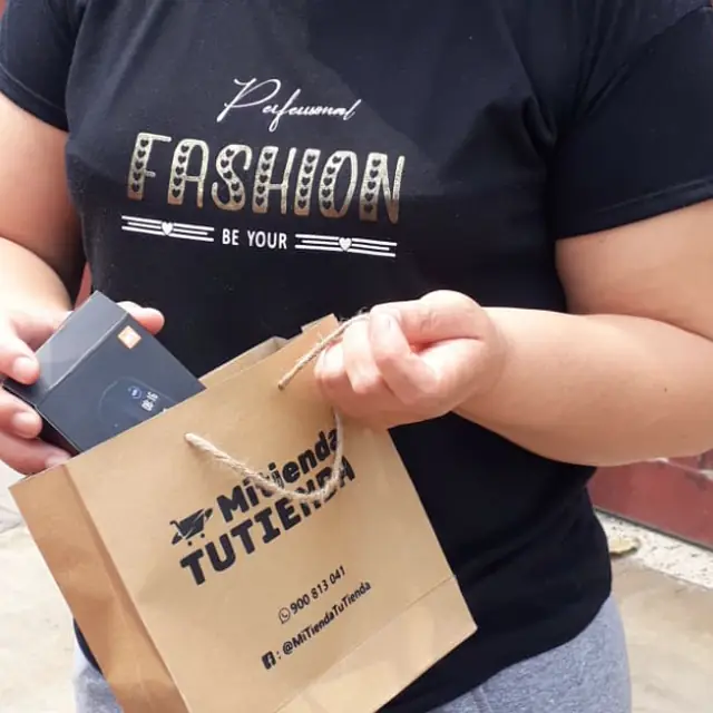Clienta recibiendo su pedido
