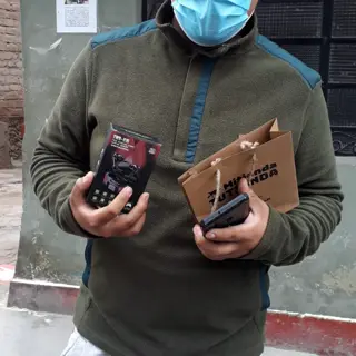 Cliente recibiendo su pedido