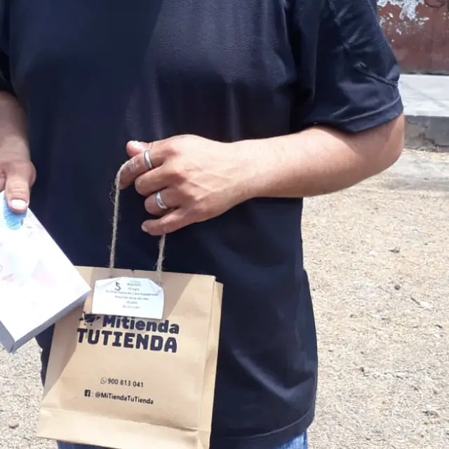 Cliente recibiendo su pedido