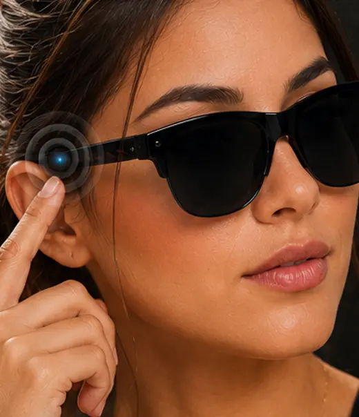 Mujer tocando la patilla de los lentes