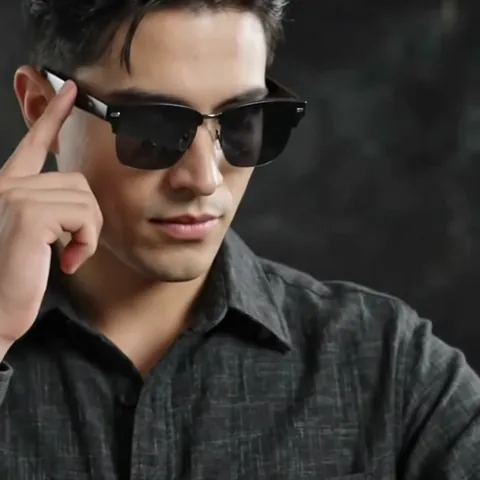 Los lentes puestos, tocando la patilla
