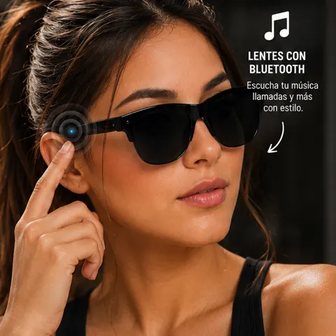 Mujer con los lentes Bluetooth y el smartwatch